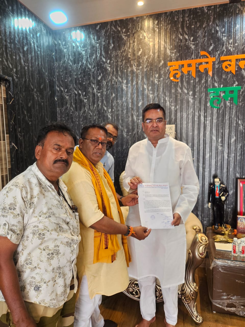 हरि संघ मंदिर के विकास के लिए वैशाली नगर विधायक रिकेश सेन से की गई मुलाकात, सुमन शील के दिए सुझाव पर विधायक रिकेश सेन ने दी सहमति और बनाने का दिया तत्काल आदेश …