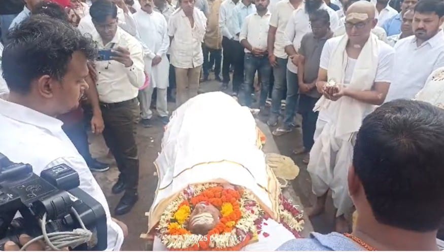 छत्तीसगढ़ के प्रसिद्ध हास्य कवि पद्मश्री डॉ. सुरेंद्र दुबे पंचतत्व में हुए विलीन…