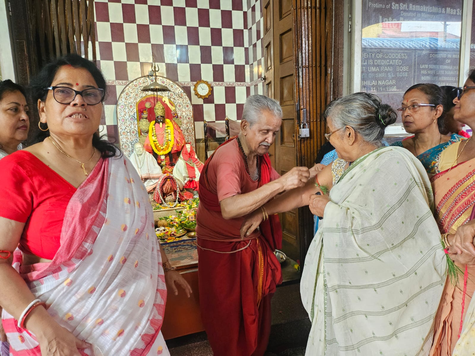 परिवार की मंगल कामना के लिए सेक्टर 6 कालीबाड़ी में हुई मां विपदतारिणी की पूजा ….