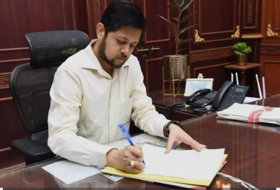 भिलाई वार्ड 33 विवेकानंद नगर बंगाली मोहल्ला के परिवारों को पानी मुहैय्या कराने को लेकर जिला कलेक्टर अभिजीत सिंह से मिले सामाजिक कार्यकर्ता सुमन शील …