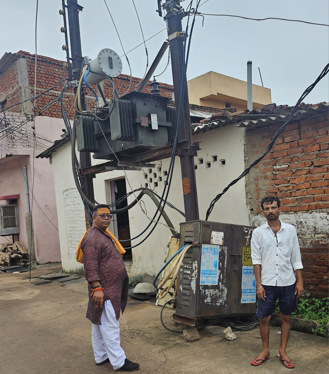 भिलाई संतोषी पारा बंगाली मोहल्ला के मुख्य मार्ग का जर्जर ट्रांसफार्मर बारिश में करंट का बना बढ़ा खतरा ….