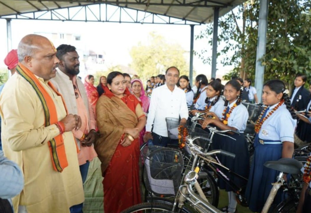 44 छात्राओं को किया दुर्ग ग्रामीण विधायक ललित चंद्राकर ने मुफ्त साइकिलें वितरण